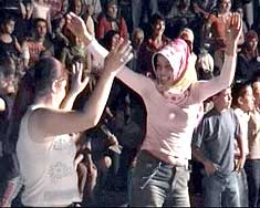 Başörtülü yarı çıplaklardan geçilmiyor