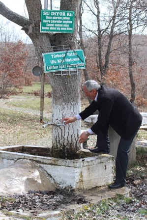 Meşe ağacının gövdesi çeşme hizmeti veriyor