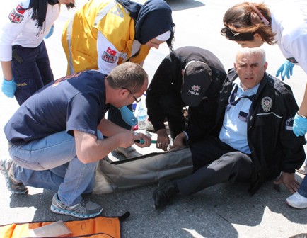 Hırsız, polisin bacağını kırdı
