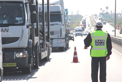 Polise rüşvet teklif eden yandı