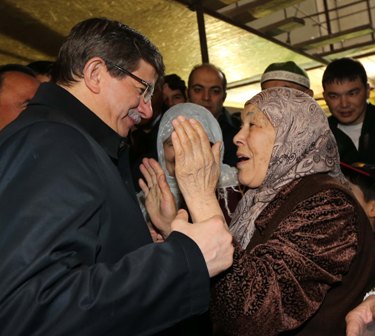 Davutoğlu, Türkistan'da Ahıska Türkleri'yle buluştu