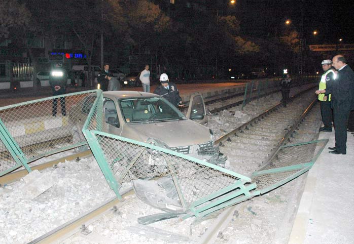 Otomobil tramvay yoluna uçtu