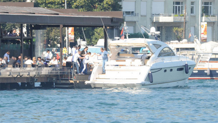Ebru Gündeş yatıyla dostlarını Bebek'ten aldı