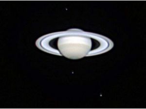 Satürn'deki Dev Kasırgayı Görüntüledi