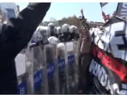 Anti kapitalist müslümanlar polis barikatına saldırdı