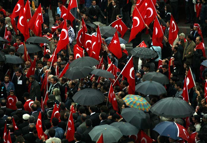 Kınamalar çığ gibi
