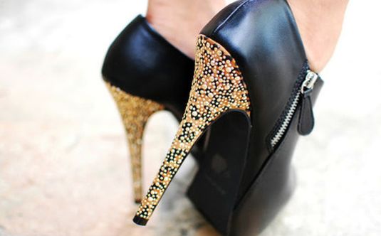 Dar ayakkabıya dikkat