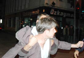 Terörü protesto için otobüsün altına girdi