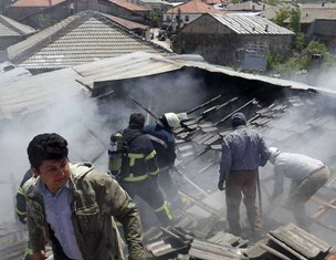 Mutfak ocağından çıkan yangın 3 eve sıçradı