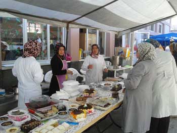 Reyhan Hanımlar Derneği'nden kermes