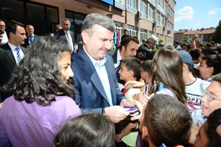 500 bin öğrenciye Necip Fazıl kitabı