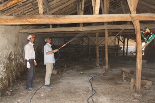 Cihanbeyli’de mandıralar ilaçlanıyor