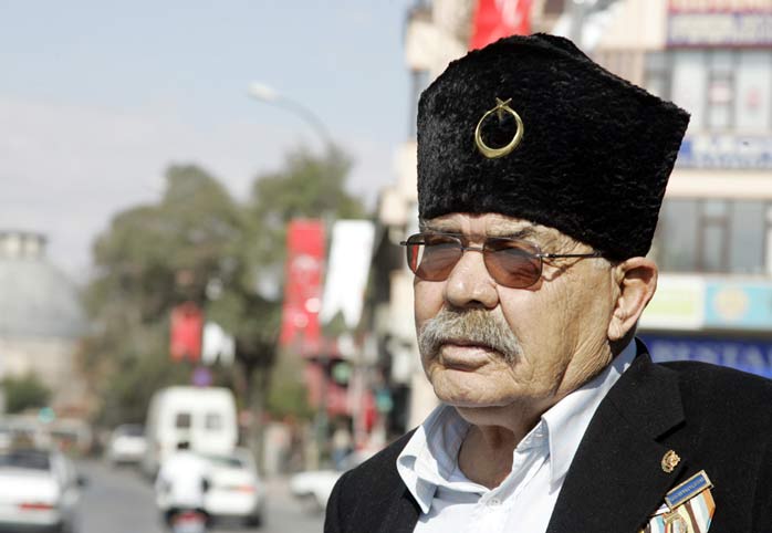 Büyükşehir'den işyerlerine bayrak