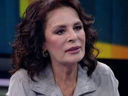 Sanatçı Hülya Koçyiğit organik yumurta tesislerini inceledi