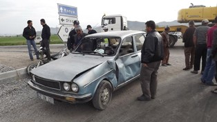 Motosikletle otomobil çarpıştı