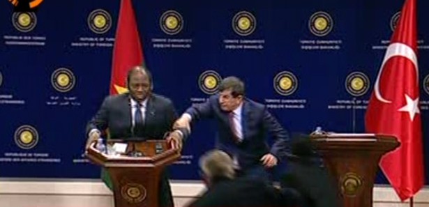 Konuk Bakan canlı yayında bir anda bayıldı