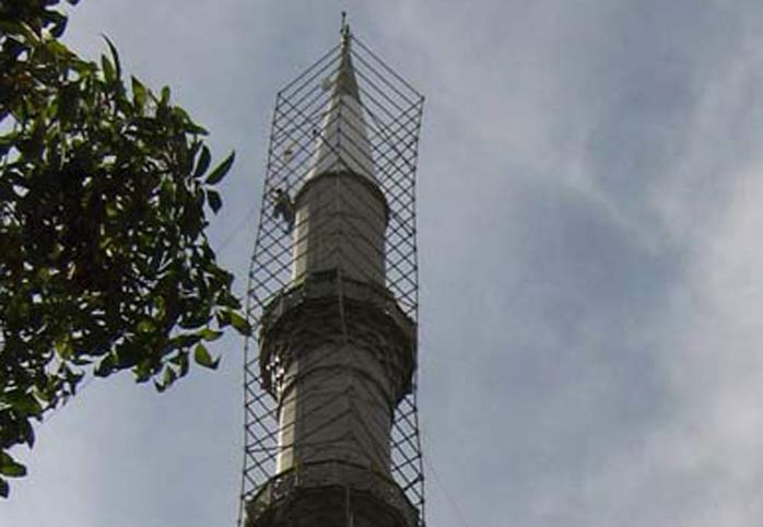 70. metrede minare onarıyorlar!