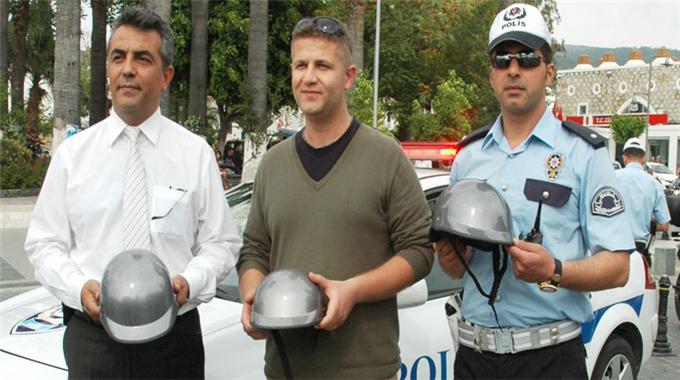 Önce Ceza Kestiler, Sonra Kask Hediye Ettiler