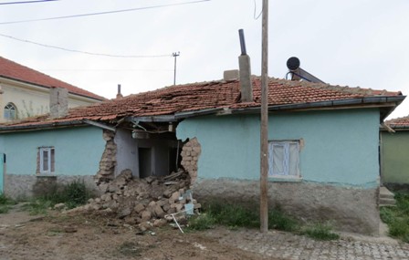 Kamyon evin mutfağına girdi