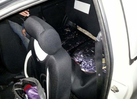Koltuk altından esrar, iç çamaşırından eroin çıktı
