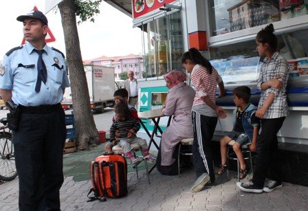 Evini alamayınca, eşi ve 5 çocuğuyla benzinli eylem yaptı