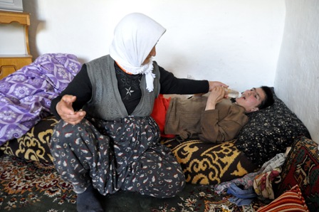 Elveda Anne, Yetişkin İki Kızını Biberonla Besliyor