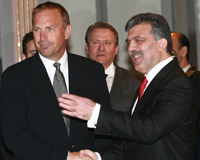 Resepsiyonda Kevin Costner var, CHP yok