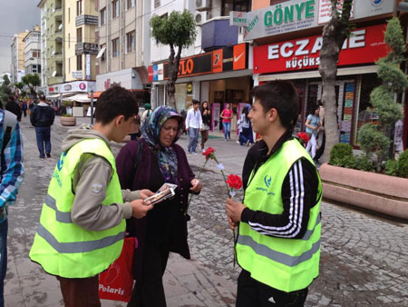 Ülkücü gençler annelere çiçek verdi