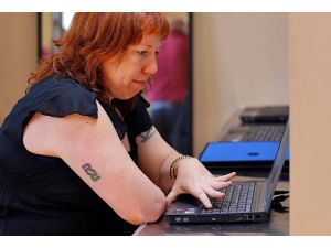 Şirket Logosunu Dövme Yaptırdılar