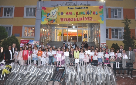 Minik ressamlar ödülleri aldı