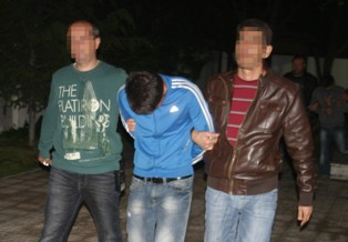 Taraftar olarak gelip futbolcuları soydular