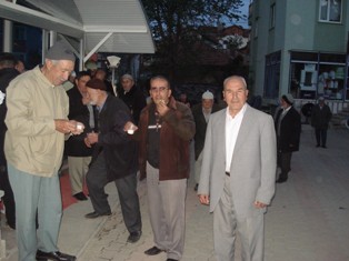 Cemaate sıcak süt ve poğaça ikramı