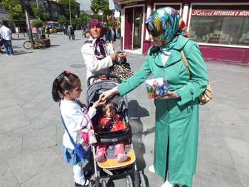 AK Partili kadınlardan Şivlilik ikramı