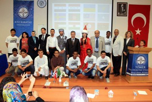 Yöresel kıyafetleriyle ülkelerini tanıttılar