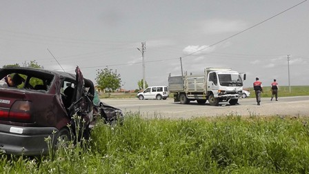 Kamyonetle otomobil çarpıştı: 1 ölü, 4 yaralı