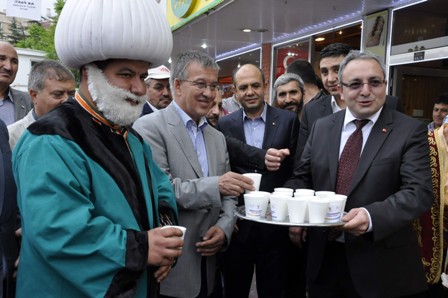 AK Parti Akşehir İlçe Teşkilatı ayran dağıttı