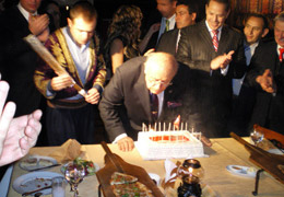 83. yaşını susuz rakıyla kutladı