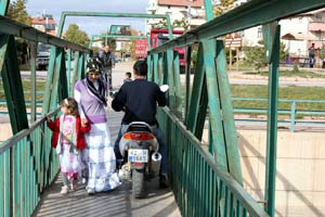 Yaya köprüsünde taşıt trafiği