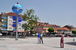 Akşehir'e "İnanmayan Ölçsün" anıtı