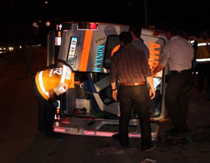 Ambulansla otomobil çarpıştı 5 yaralı