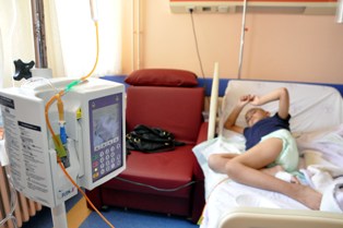Her gördüğü kadına "anne" diyor
