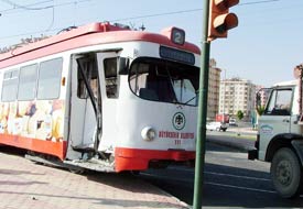 Minibüsün çarptığı tramvay kaldırıma çıktı