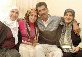 Kayıp askerin baba evinde bayram