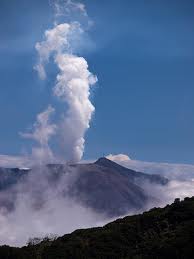 Kosta Rika'da Turrialba Yanardağı Kül Ve Duman Püskürtüyor