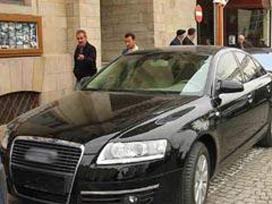 Makam aracı saltanatı sürüyorlardı