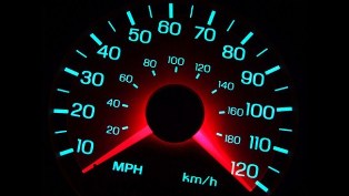 100 Km Hız Sınırını Aştı Polis Görmedi…