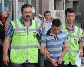 Polisi soydular, 2 saatte yakalandılar
