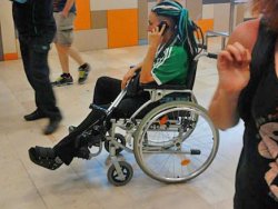 Özlem Tekin tekerlekli sandalyede