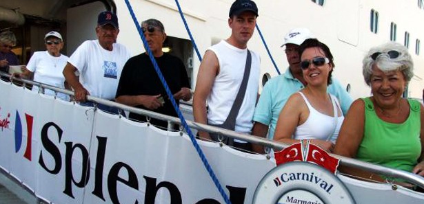 Çeşme'de turist çok yatak yok