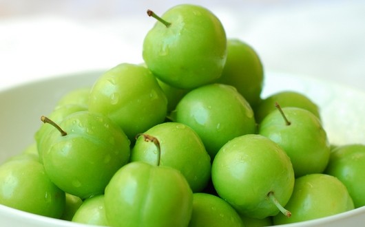 Fit ve sıkı bir vücut için yeşil erik